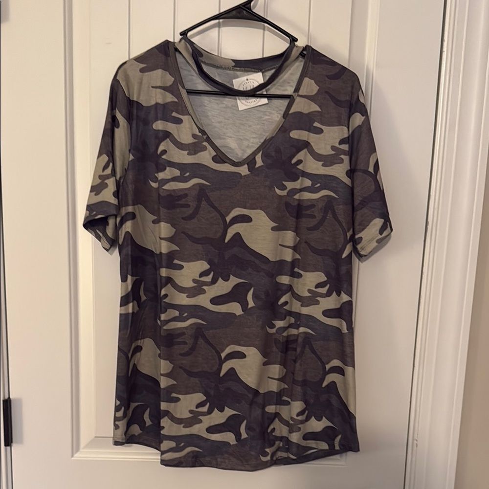 BNWT size Large Boutique Camouflage V-Neck T-Shirt